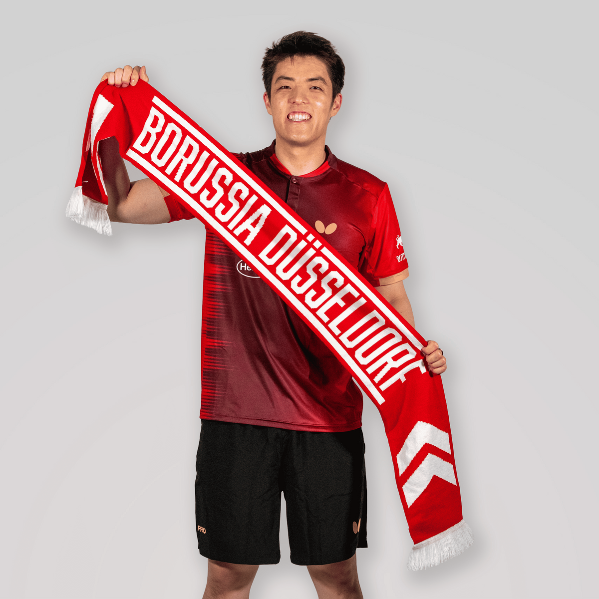 Fanschal_Welcome_Fan_Zhendong_Frontansicht_vor_der_Brust