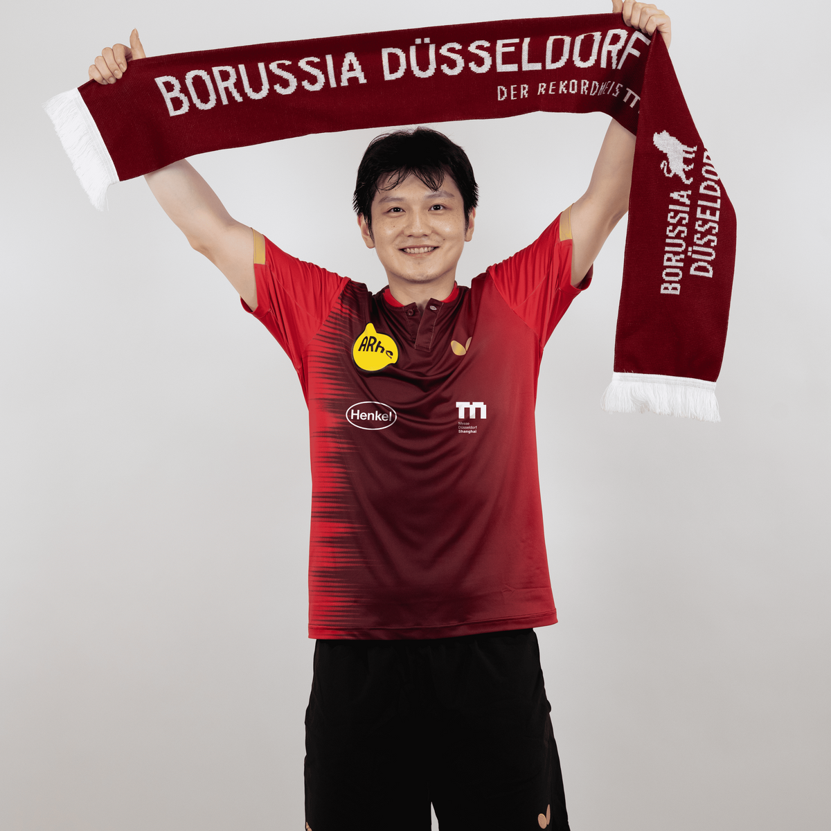 Borussia_Duesseldorf_Fanschal_ueber_Kopf_gehalten