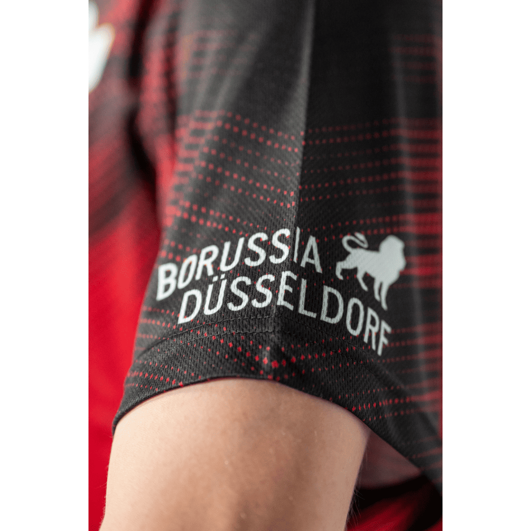 Borussia_Duesseldorf_Warm_Up_Shirt_Schriftzug_Borussia_Duesseldorf_CloseUp