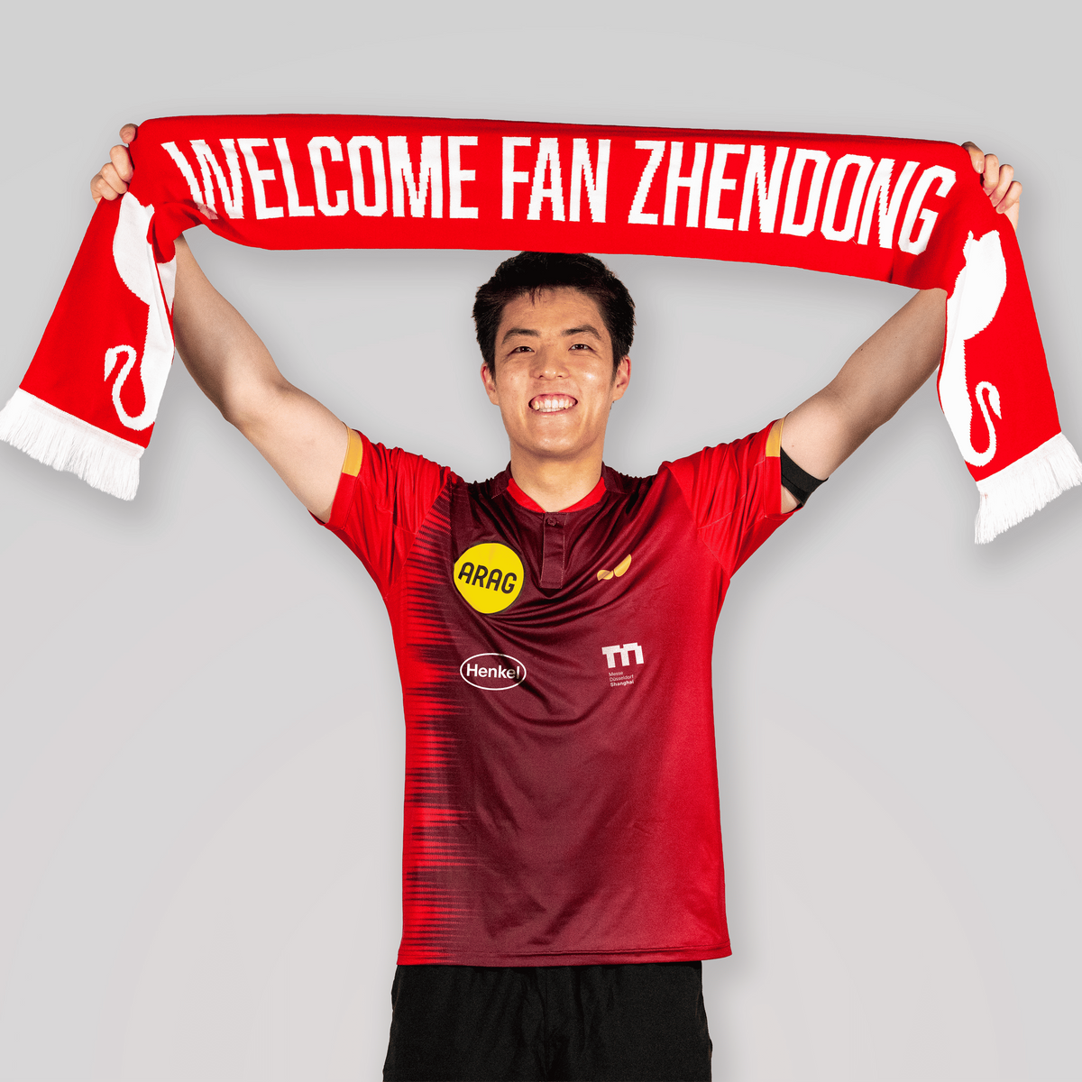 Fanschal_Welcome_Fan_Zhendong_Frontansicht_ueber_Kopf