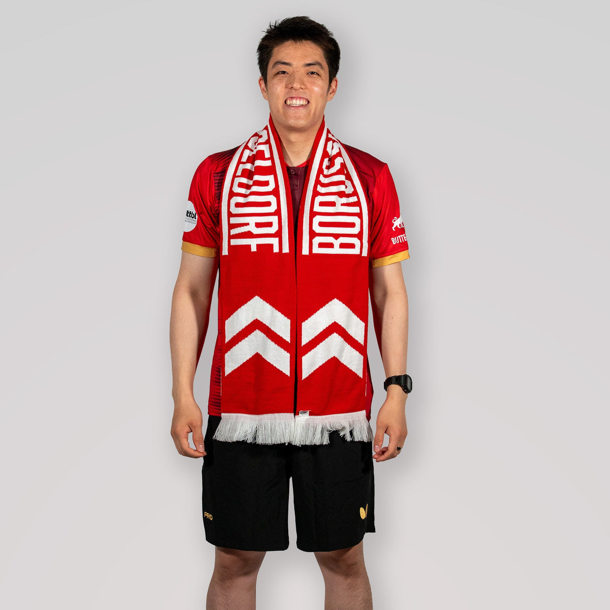 Fanschal_Welcome_Fan_Zhendong_Frontansicht_um_Hals